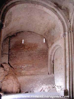 NAVE DEL TEMPLO Y MURO DEL CASTILLO ANTIGUO